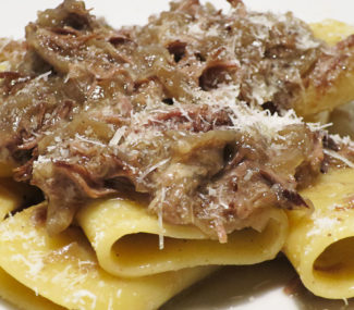 tradizione campana–sugo alla Genovese–cucina partenopea–carne – cipolle – PummaRe–cappellacci–cottura lenta–storia gastronomica–primi piatti–tartufo