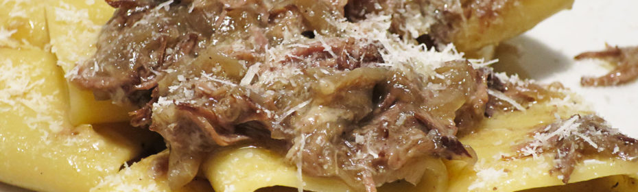 tradizione campana–sugo alla Genovese–cucina partenopea–carne – cipolle – PummaRe–cappellacci–cottura lenta–storia gastronomica–primi piatti–tartufo